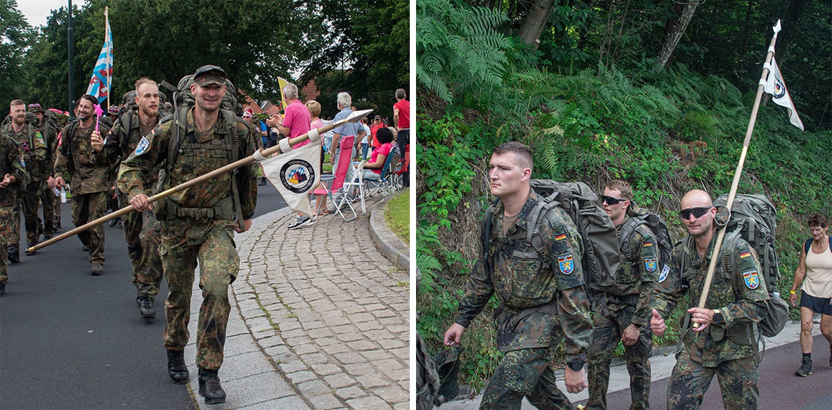 Collage aus zwei Bildern. Links: links im Bild sind Soldaten zu sehen, die auf den Fotografen zulaufen. Der vorderste hält das Wimpel UniBw M, weiter hinten sieht man Soldaten, die Gegenstände in rosa tragen. Rechts am Straßenrand stehen Klappstühle, vor denen Menschen stehen, die die Soldaten anfeuern. Rechtes Bild: Drei deutsche Soldaten, zwei von ihnen mit Sonnenbrille, einer mit dem Wimpel.