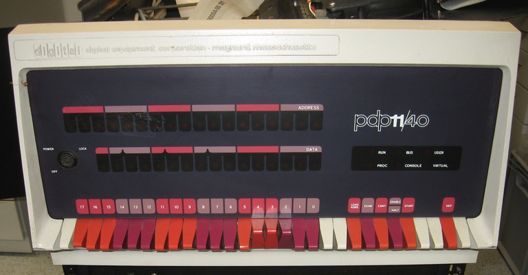 datArena_154_PDP11_40_Frontpanel_001.jpg