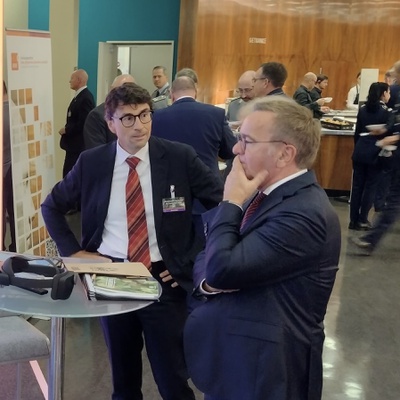 Verteidigungsminister Boris Pistorius (rechts) im Austausch mit Prof. Thomas Braml (links).